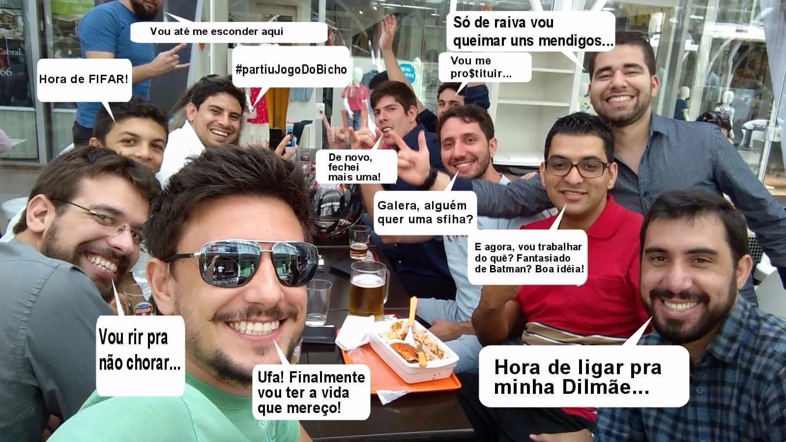 Selfie de onze colegas de trabalho sorrindo em volta de uma mesa de bar, com balões de fala em tom de piada sobre o fim da empresa.
