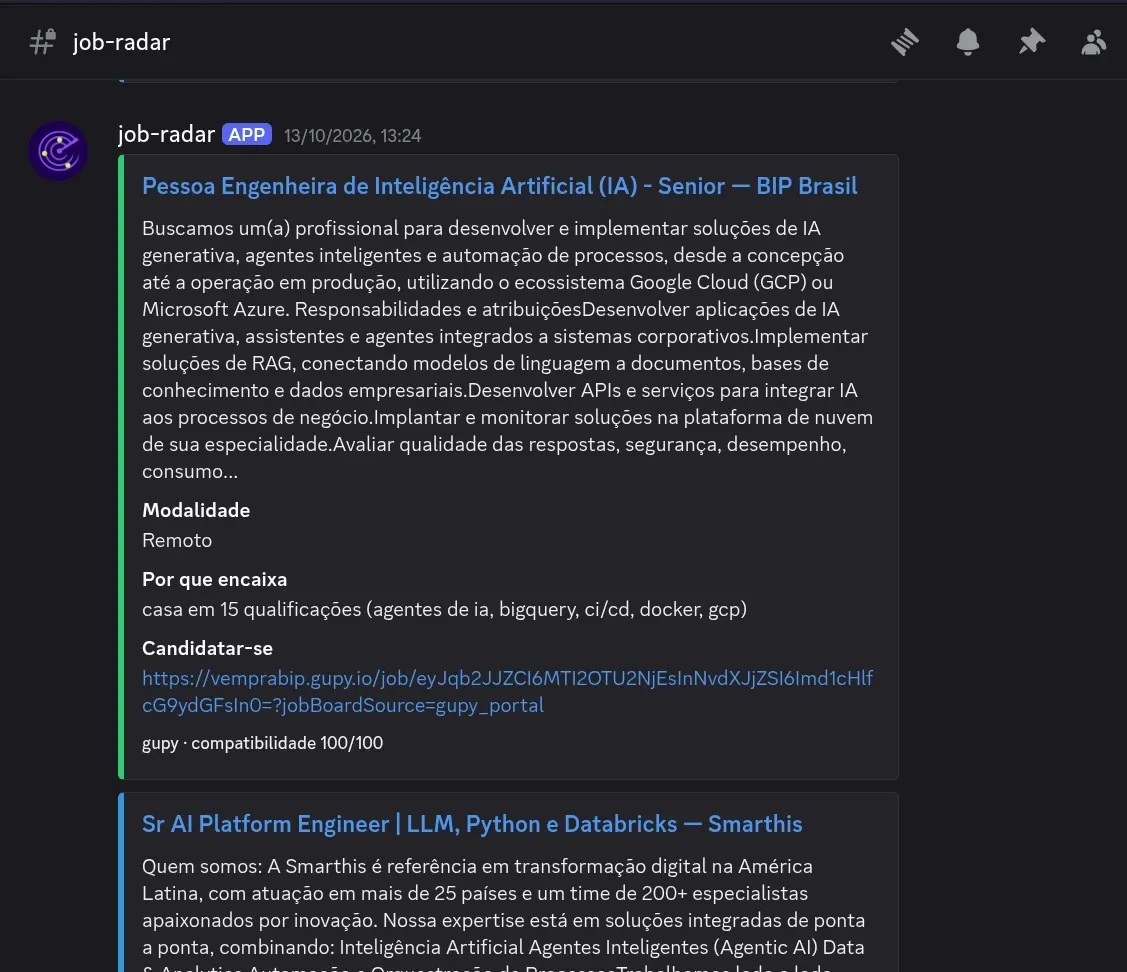 O canal job-radar no Discord com uma mensagem do webhook: o card de uma vaga de engenharia de IA sênior, com a descrição, a modalidade remota, o motivo do encaixe (15 qualificações casadas, entre elas agentes de IA, BigQuery e GCP), o link para se candidatar e o rodapé com a fonte e a compatibilidade de 100/100, e abaixo o começo do card da vaga seguinte