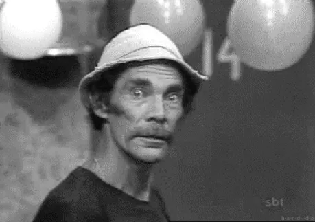 Seu Madruga, do seriado Chaves, em preto e branco, olhando de lado com expressão desconfiada.