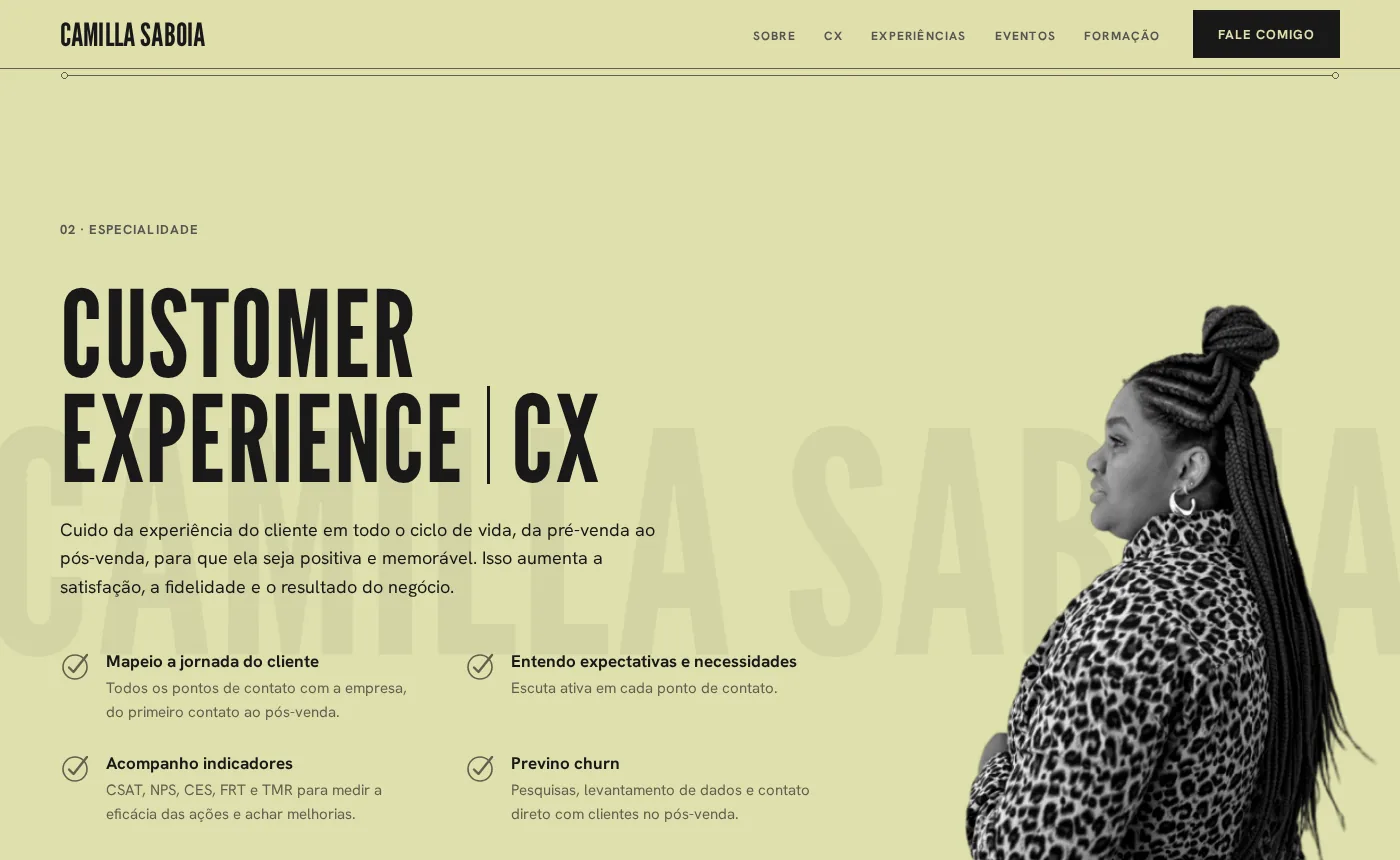 Seção Customer Experience | CX: título em letras condensadas, um parágrafo sobre o ciclo de vida do cliente, quatro itens com ícone de check (jornada, expectativas, indicadores e churn) e a foto de perfil dela em preto e branco à direita