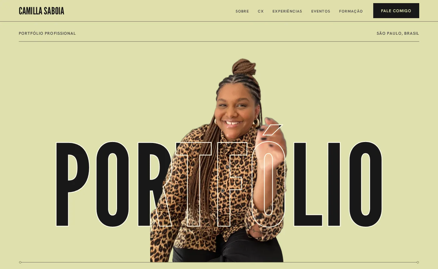 Topo do site sobre fundo verde-sálvia: a palavra PORTFÓLIO em letras condensadas gigantes, sólidas atrás e só contorno na frente, ao redor do recorte da foto da Camilla sorrindo com camisa de oncinha