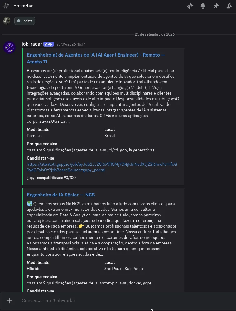 Canal #job-radar no Discord com duas vagas de engenharia de IA publicadas pelo bot, cada uma com modalidade, local, as qualificações que casaram, o link de candidatura e a nota de compatibilidade (90/100 na primeira)