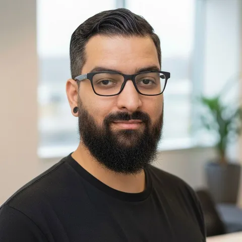 Foto de Fernando Moreira, de óculos e barba, sorrindo